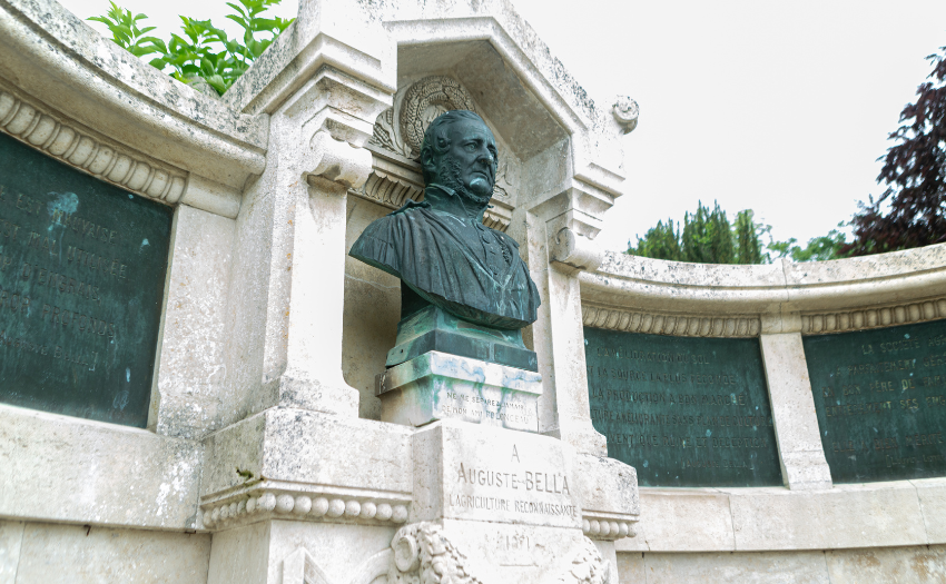 Auguste Bella, bust facing the château.